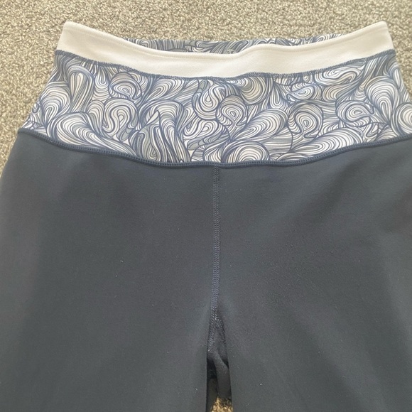 Lululemon Reversible Groove Crop Pants Pattern Wide Flare Leg Capri Yoga Size 4 - Picture 2 of 7